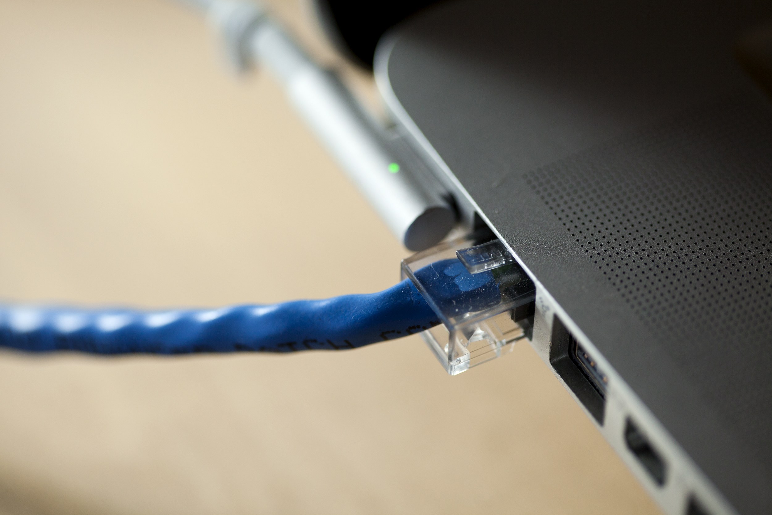Какой кабель лучше для телевизоров. Проводной интернет. Проводной интернет Ethernet. Кабель для проводного интернета. Высокоскоростной проводной интернет.